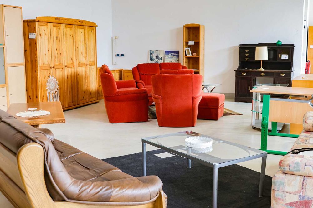 Verschiedene Möbel im Lager