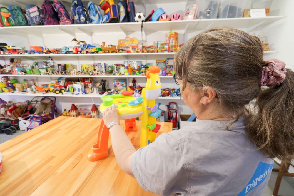 Frau zeigt ein Spielzeug für Kleinkinder